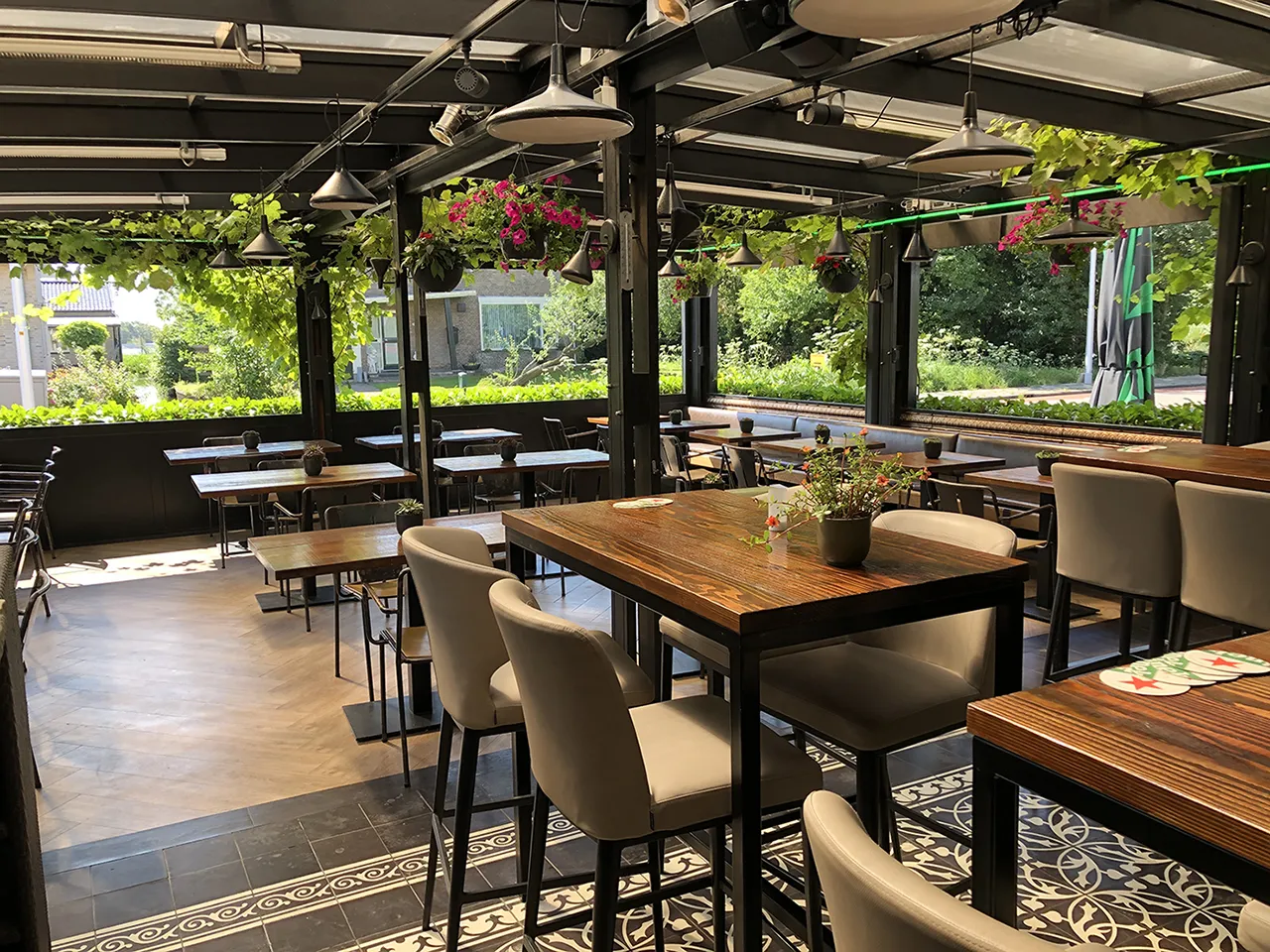 restaurant - grand cafe centennial - terras - lunch - diner - wijn restaurant - grand cafe centennial - terras - lunch - diner - wijn